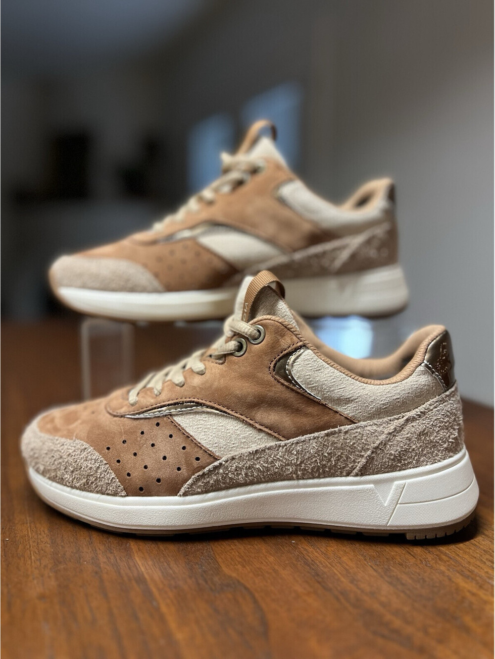 Vionic Nova Women’s Two Tone Toffee Color Size 5 Sneaker
